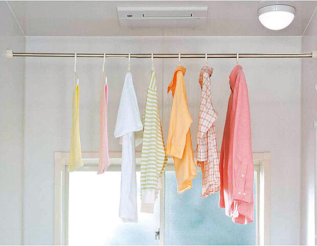 【浴室乾燥機】予備暖房や衣類の乾燥に使用できる乾燥機を設置。雨の日の洗濯物や、部屋干しの衣類等の乾燥に活躍します。