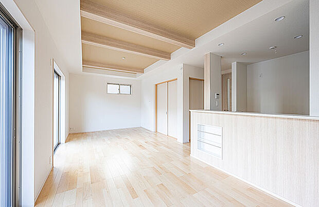 【折上天井】最大級の開放感が生まれる折上天井!折上天井には、部屋に奥行きを出したり、スタイリッシュな空間を演出するメリットがあります。