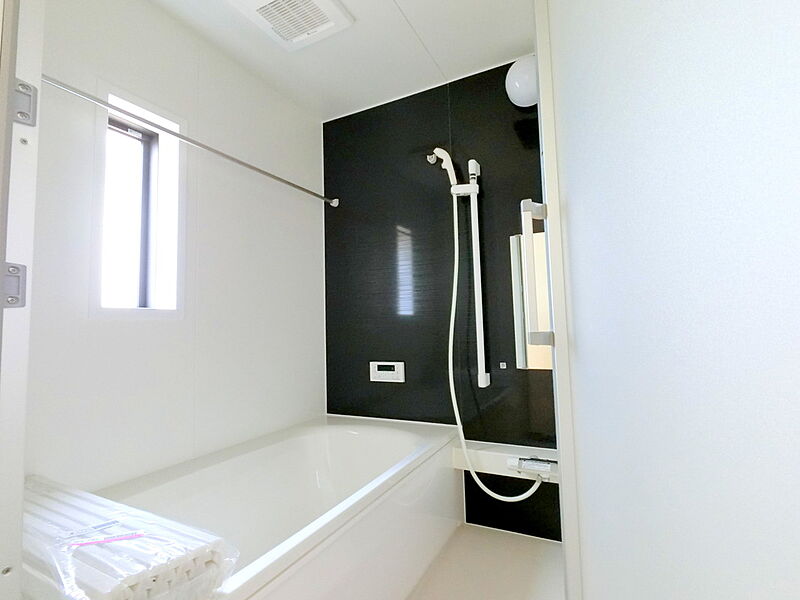 浴室
◆毎日の疲れをいやす浴室は1坪タイプです。足を伸ばしてゆっくりとくつろげます。浴室乾燥機も標準装備です♪