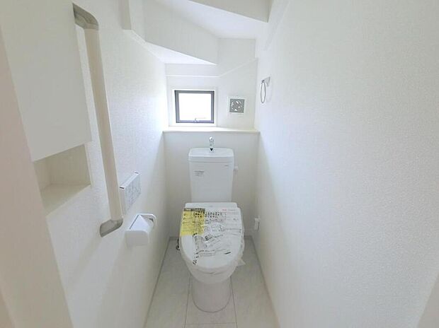 【 トイレ】◆いつまでも清潔な空間で入れる様に、目に留まる場所だけではなく、汚れをふき取りやすいフロアと、壁紙になっております。