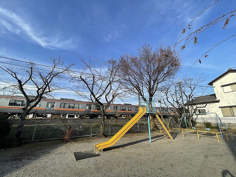 【加賀野公園】徒歩8分。ブランコやすべり台、スプリング遊具などが設置されています。線路の横にあるので、遊びながら走行する電車を眺めることができます。電車好きなお子様におすすめです。