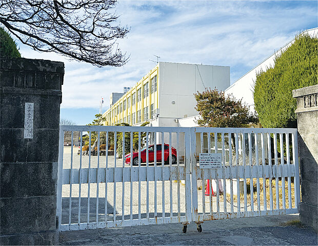 市立古知野南小学校まで540~590m 徒歩7~8分。重たいランドセルを背負う低学年のお子様に負担になりにくい距離◎