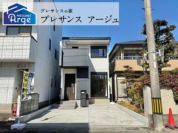 【現地写真】
2台駐車可能(車種による)でマイカーライフを送れます。自宅で手軽に充電が行えるEVコンセント標準装備。快適な住環境が保たれやすいZEH水準の住まいです。2026年2月撮影