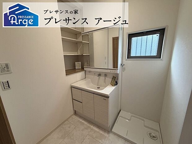 【2号地/洗面室】タッチレス水栓やお手入れしやすい洗面ボウルを採用しています。三面鏡には収納スペースもたっぷりで、散らかりやすい水回りもすっきりします。/2026年9月撮影