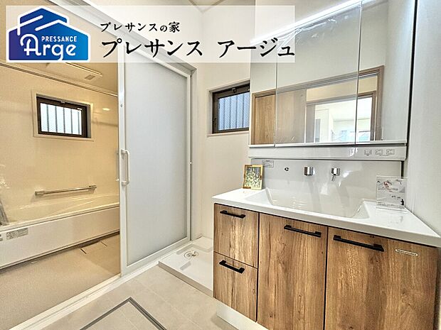 【7号地/洗面】タッチレス水栓やお手入れしやすい洗面ボウルを採用しています。三面鏡には収納スペースもたっぷりで、散らかりやすい水回りもすっきりします。/2025年11月撮影