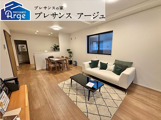 【2号地/LDK】18帖の南向き広々LDK。床暖房を搭載しており、家族団らんの時間をより快適に過ごせます。/2026年2月撮影