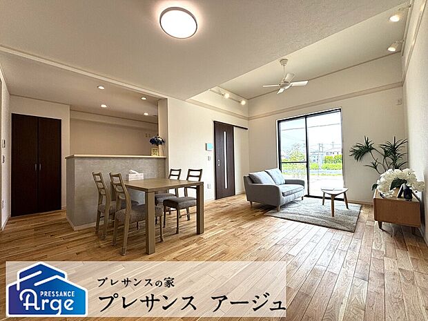 【7号地/LDK】上部吹抜仕様の南向きリビングは開放的で、家族団らんの時間をより快適に過ごせます/2026年6月撮影