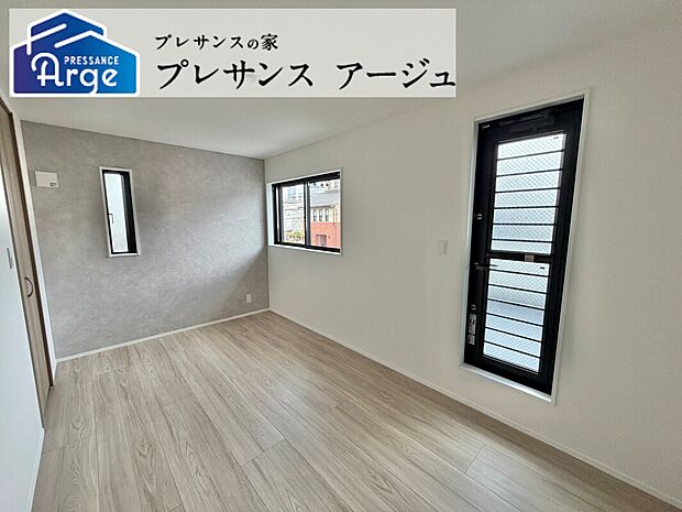 【主寝室】バルコニーにつながる南向きの洋室には整理整頓がしやすいウォークインクロゼットを備えています。/2026年2月撮影