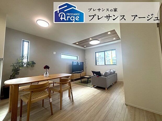 【LDK】17帖超のLDKには2か所の収納があり、散らかりやすいリビングをすっきり片づけることができます。/2026年5月撮影