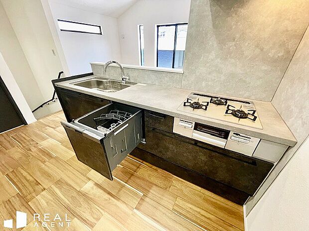 内装と合わせたブラックのキッチンで生活感を軽減。お洒落なキッチンです。