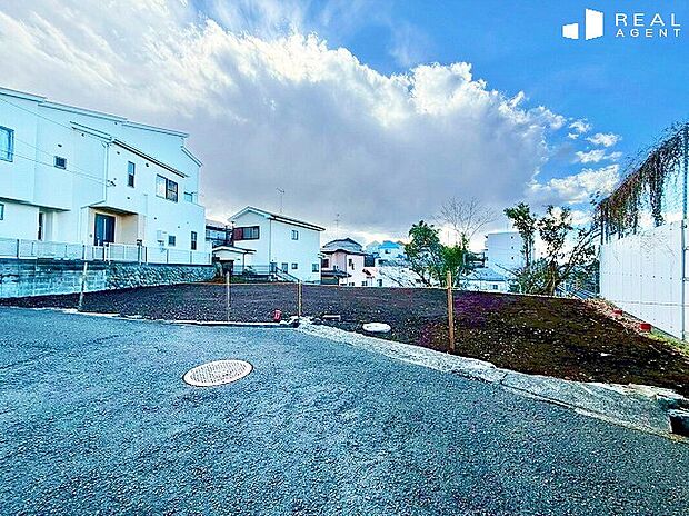 写真だけで読み取れない、この家だけの良さがたくさんございます。
そして、間取図からもわからない良さがきっと見つかるはずです。
是非、実際に現地見学をして下さい。