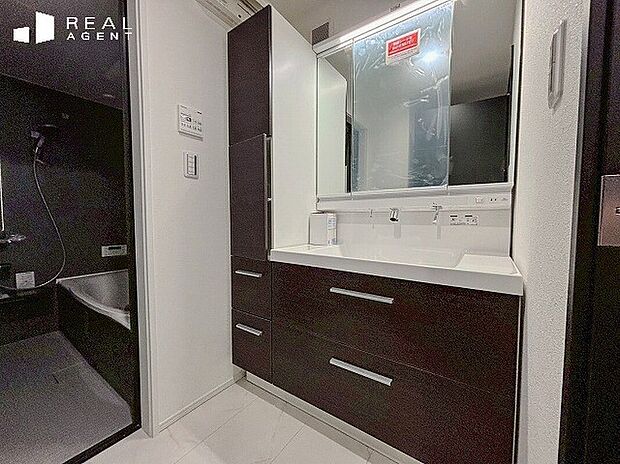 【パウダールーム（C号棟）】鏡の裏も収納スペースになっているので、お化粧道具や髭剃りの収納に便利◎