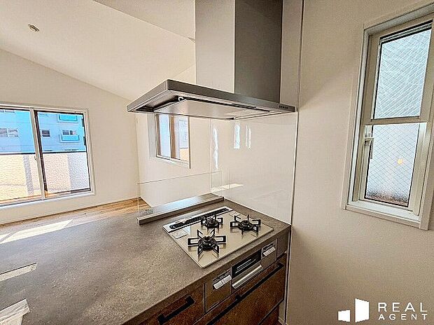 【キッチン（B号棟）】キッチン食洗機もあり、家事の時短に♪
広々キッチンスペースで日々のお料理も快適に♪開放的な空間に仕上がりました♪