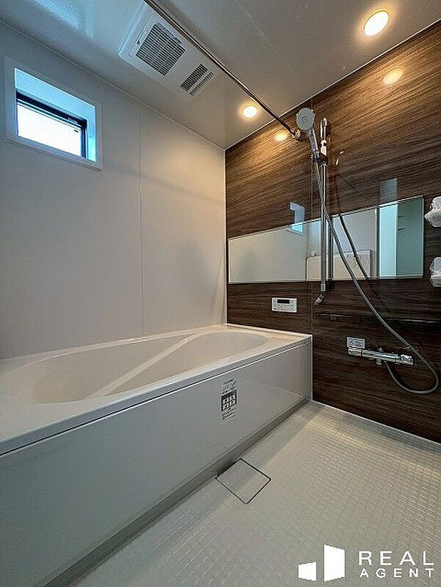 【バスルーム】浴室換気乾燥機付きのバスルーム。
ゆったり足を伸ばせるゆとりのある設計。