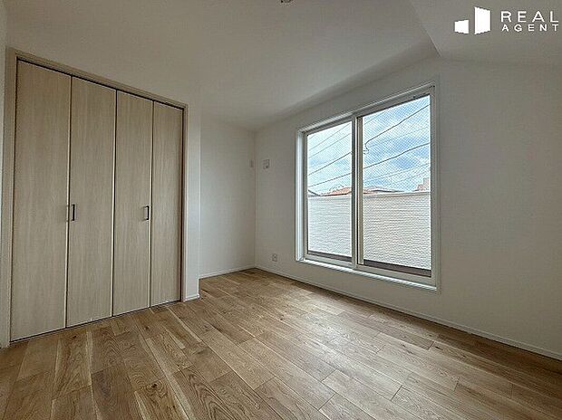 【寝室(B号棟)】居心地の良いお部屋で、プライベートな時間を過ごせます
朝日の差し込む配置で気持ちの良い朝を迎えられます♪
