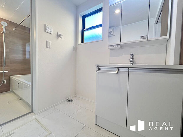 【パウダールーム】LED電気で明るく照らし、しっかりスキンケア。化粧台と鏡裏にも収納があるためすっきりした洗面スペースに。