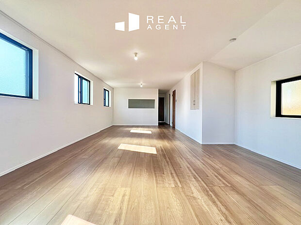 【リビング】リビングルームは圧巻のLDK約23.3帖。ピアノを置いたり観葉植物を置いたり、レイアウトの幅が広がる広さです!