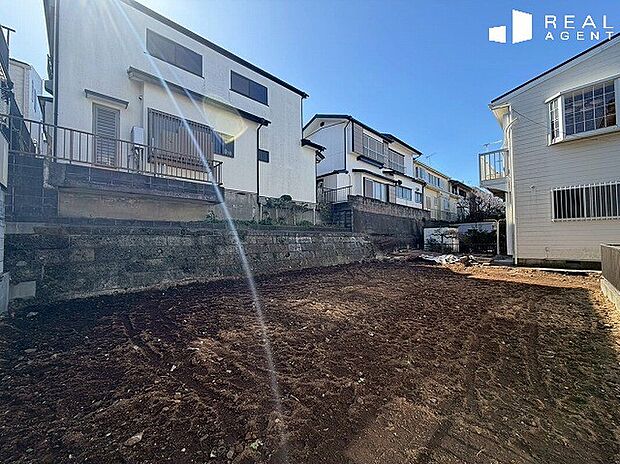 【現地外観】駅前にはスーパーなどお店も充実♪
商業施設が豊富で、お買い物が便利な立地！