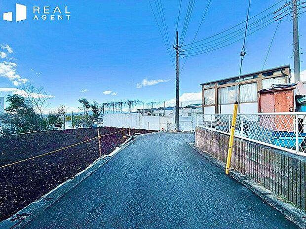 【現地前面道路】不動産をご購入する上で道路付けはとても重要です。
方位も大切ですが、建築基準法上のどの様な道路なのか、
しっかりとご説明をさせて頂きます。