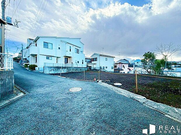 【現地前面道路】現地までのアプローチをしっかりとご説明させて頂きます。
お車と徒歩のアプローチをご一緒しますので、
なんなりとご質問下さい♪