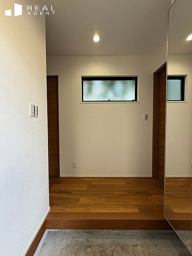 【玄関(C号棟)】鏡付きのシューズボックス完備。
すっきりとした空間に仕上がりました。