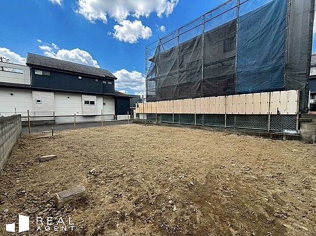 【現地外観】駅前にはスーパー、ベーカリー、銀行、コンビニ、お店もたくさん♪暮らしやすさが魅力の立地!