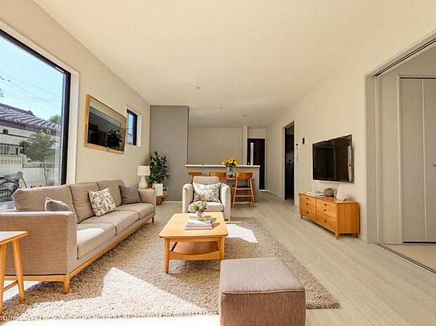 リビングダイニングに家具を配置したイメージ画像です。ご参照ください。
※本画像はCGで作成しており、実際に現地に 家具は置かれておりません。また、価格に 家具は含まれておりません。