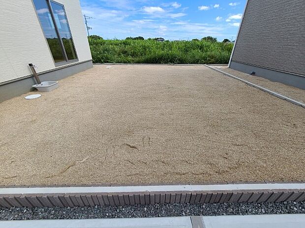 【5号棟庭】ガーデニングや家庭菜園も楽しめるお庭が付いています。