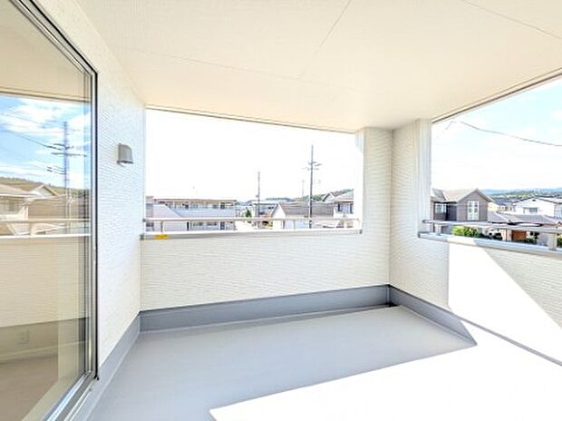 【インナーバルコニー】3号棟写真 屋根があるので、雨で洗濯物を干せない…ということもありません。また、天気が良い日だと紫外線が気になるという方も、直射日光を避けることができます。天気に左右されずに済むのが人気です。