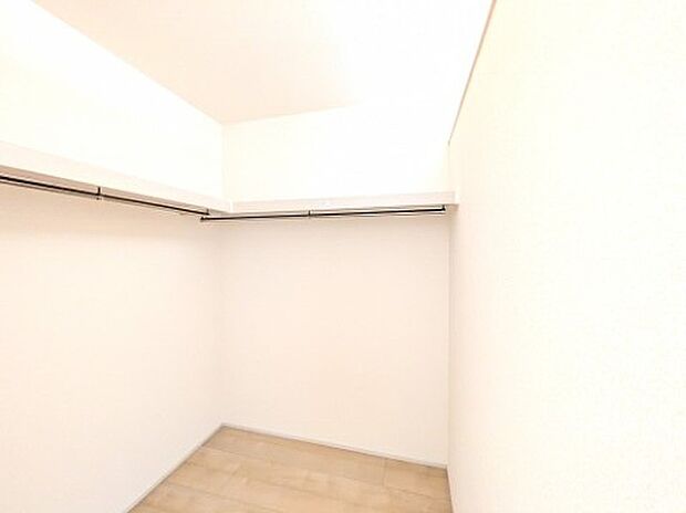 【ウォークインクローゼット】3号棟写真 衣類はもちろん、スーツケースなどの大きなものも収納できます。他にもタンスなどを設置するなど様々なものを置くことができるのが魅力です。