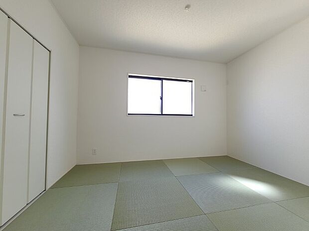 【和室】同社施工写真　リビングからの続き和室は、小さなお子様がいるご家庭ではキッズスペースやおむつ替えスペース、そしてお昼寝スペースなどにも重宝します。