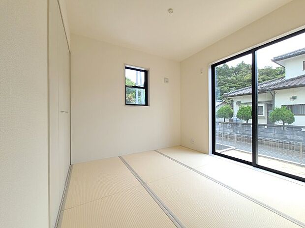 【和室】同社施工写真　畳には「気持ちが安らぐ、リラックスする感じをもたらす効果」があります。実際に森林浴で深呼吸をしたときに同じ効果があります