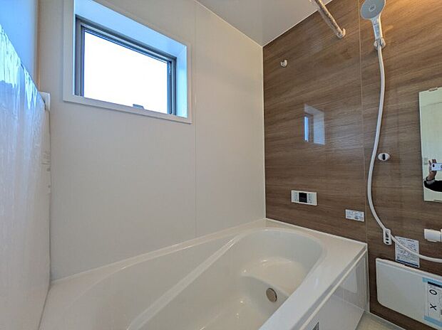 【浴室】1坪サイズのバスルーム。浴室換気乾燥機を標準装備。乾きやすい床やお手入れのしやすい排水口など、いつも清潔にご使用いただけます。