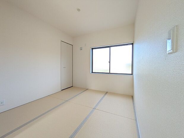 【和室】1号棟写真 色々なシーンで活用できる間取りなので、ご家族の暮らしに合わせて、開放的でフラットな畳空間にするもよし、戸を閉めて個室にするもよし、です♪