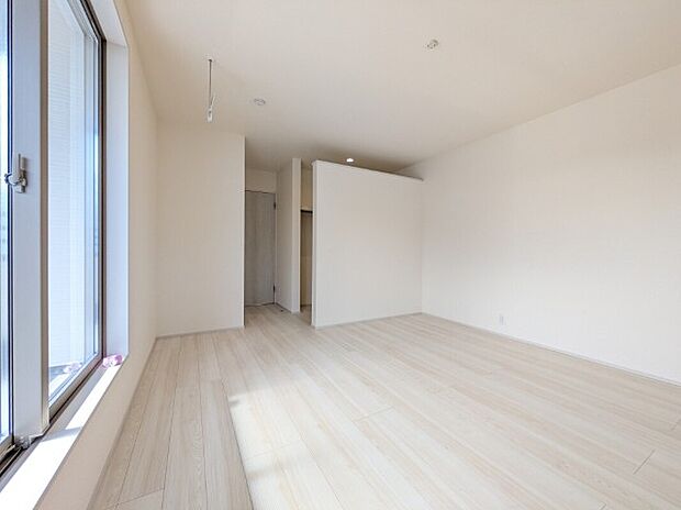 【寝室】1号棟写真 洋室は和室と比べて家具を置いたり敷物を敷いたりと、カスタマイズ性が高いので、自分の好みの部屋にしやすいです。