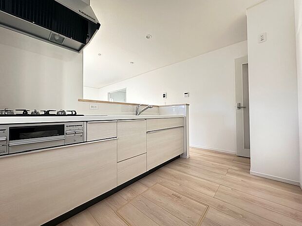 【キッチン】対面キッチンは家族とのコミュニケーションをとりながらお料理できるのが魅力です♪とくに小さなお子さんを持つご家庭では、調理中もお子さんの様子をみられるので大きな安心に繋がりますね♪