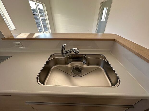 【キッチン】浄水器一体型水栓です◎対面式キッチンなので、リビングルームにいるご家族の様子を見ながら調理ができ、小さなお子様がいるご家庭でも安心です。