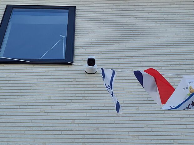 【防犯カメラ】同社施工写真　玄関頭上に防犯カメラが設置されているので、防犯面の安心と安全が担保できます。