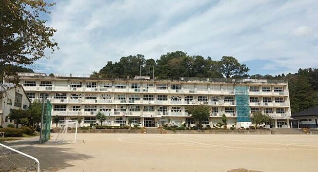 湯本第一中学校（約2m）