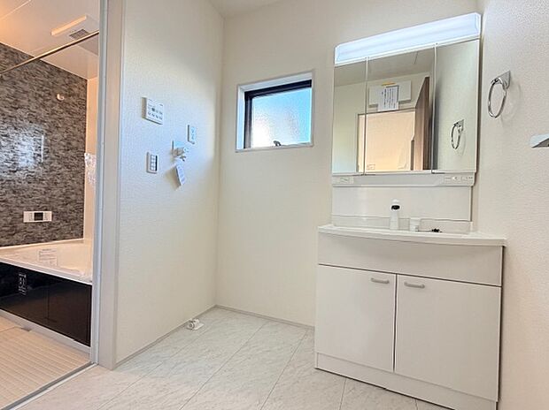 【洗面室】3号棟写真 収納スペースが豊富な独立洗面台が完備されています。鏡裏に収納があるため、洗顔用品や歯ブラシ、整髪料、スキンケア用品、化粧品などを置いて整理することができます。