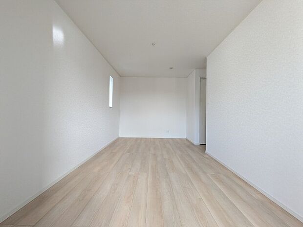 【寝室】2号棟 洋室は和室と比べて家具を置いたり敷物を敷いたりと、カスタマイズ性が高いので、自分の好みの部屋にしやすいです。