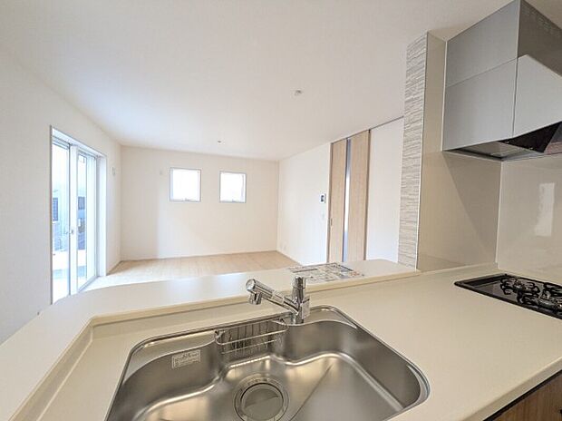 【キッチン】2号棟写真 浄水器一体型水栓です。蛇口をひねればいつでもおいしい水が飲めるのが嬉しいです