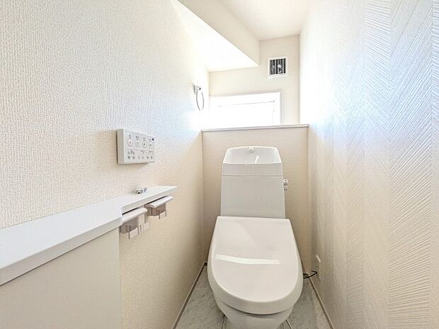 【トイレ】2号棟写真 1階と2階に完備されているので、朝の忙しい時間帯に困ることはありません。