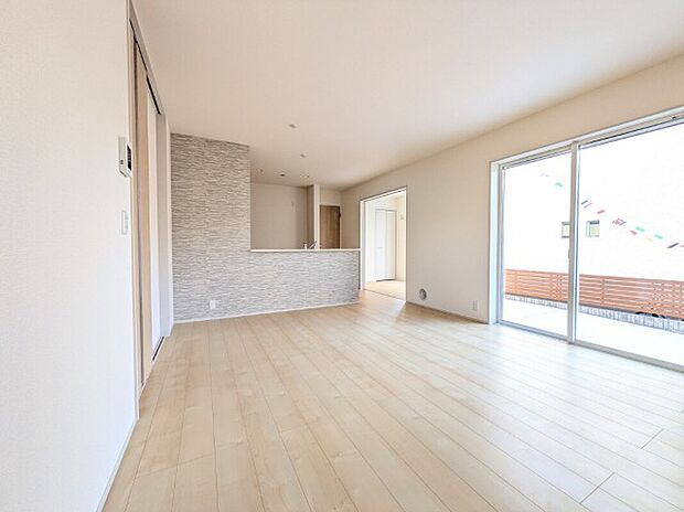 【LDK】2号棟写真 フローリングのリビングは木の温もりで安らぎと癒しをもたらすプライベート空間♪大きな窓からは、陽光があふれ明るく居心地の良いご家族皆がゆったり寛げる憩いの空間となりそうです