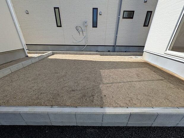 【2号棟庭】家庭菜園やガーデニングを楽しめる庭がついています。