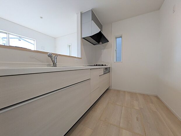 【キッチン】同社施工写真 対面キッチンを選ぶ方の多くが、家族とのコミュニケーションを重視して選ばれます。
とくに小さなお子さんを持つご家庭では、調理中もお子さんの様子をみられるということは大きな安心に繋がりますね!
開放感があるため、キッチンにも光が入りやすく明るい気分で調理することができます。