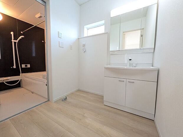 【洗面所】同社施工写真 三面鏡の独立洗面台は、鏡の裏に収納スペースがあるので、整髪料やスキンケア用品、小物などもすっきりと片付けることができ、きれいを保てます。