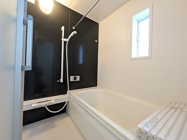 【浴室】同社施工写真 浴槽は無駄をなくした節水タイプで、浴槽内ステップで半身浴や親子入浴もゆったり楽しめます。温めたお湯が冷めにくい保温タイプの浴槽で入浴時のお湯のぽかぽかが持続します。また、乾きやすい床面はお掃除がしやすく、カビの発生を抑制します