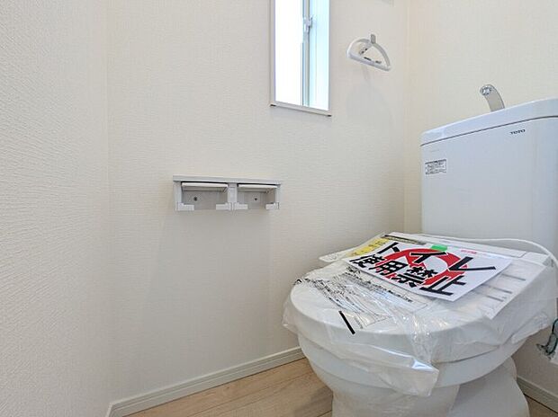 【トイレ】同社施工写真 白を基調とした、シンプルながらも落ち着くデザインです。洗浄機付き温水便座で機能性もばっちりです!毎日に欠かせないお手洗いだからこそ、ほっと落ち着く空間としての機能が重視されています。1階と2階に完備されているので、朝の忙しい時間帯に困ることはありません。