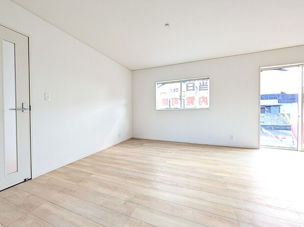 【リビング】同社施工写真 フローリングのリビングは木の温もりで安らぎと癒しをもたらすプライベート空間♪大きな窓からは、陽光があふれ明るく居心地の良いご家族皆がゆったり寛げる憩いの空間となりそうです